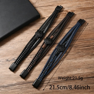 Trois bracelets en cuir tressé multicouches avec breloque tête de tigre et fermoir mat