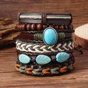 Ensemble de bracelets bohèmes multicouches en cuir avec pierres turquoise sur bois