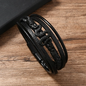 Bracelet multicouche pour hommes en cuir tressé noir avec fermoir magnétique et motif serpent
