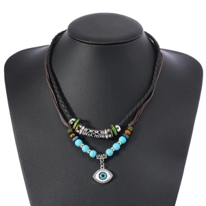 Détail d'un collier bohème double couche avec pendentif Evil Eye et perles ethniques colorées