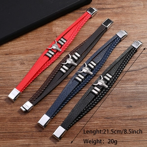 Detailansicht der mehrlagigen Lederarmbänder mit Stierkopf-Anhänger und 21,5cm Länge