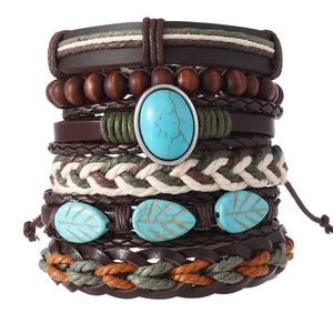 Gros plan d'un bracelet bohème multicouche avec cuir PU, turquoise et perles en bois