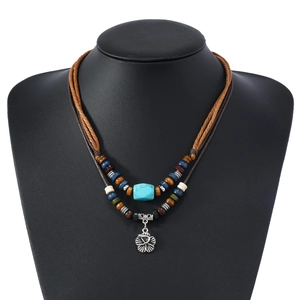 Détail du collier bohème à deux rangs avec pendentif arbre de vie et perle turquoise