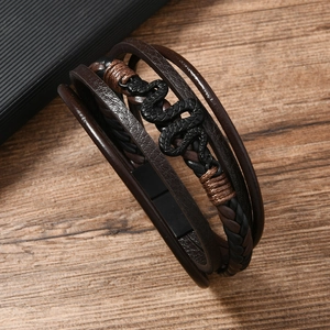 Vue macro détaillée du bracelet pour homme en cuir tressé avec breloque serpent noir