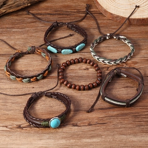 Détail de 6 bracelets bohèmes multicouches avec perles en cuir PU et pierres turquoise