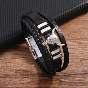 Makroaufnahme des mehrlagigen Lederarmbands mit Vintage-Stierkopf und Magnetverschluss