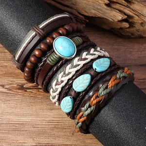 Détail macro du bracelet bohème multicouche avec feuilles turquoise et cuir tressé marron