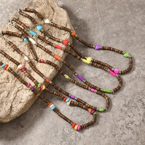 Collier Bohème Fait à la Main en Perles de Coque de Noix de Coco avec Accents de Pierres Colorées Cœur Géométrique Collier Ethnique Rétro
