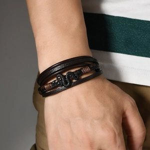 Bracelet multicouche en cuir tressé pour homme avec pendentif serpent vintage et fermoir aimanté