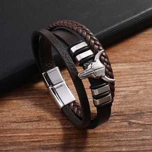 Mehrlagiges Lederarmband für Herren mit silbernem Stierkopf-Anhänger und Magnetverschluss