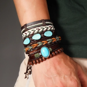 Détail d'un bracelet bohème en cuir avec perles de turquoise et breloques de feuilles