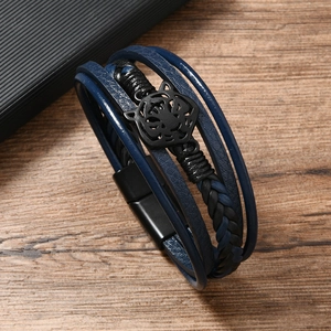 Détail d'un bracelet en cuir multicouche avec tête de tigre en métal noir et fermoir aimanté