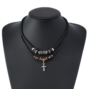 Détail du collier rétro avec des perles en bois colorées et un pendentif croix argent