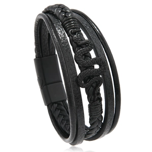 Détail d'un bracelet multicouche en cuir tressé noir avec motif serpent noir mat