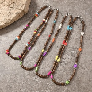 Colliers bohèmes en turquoise colorée avec perles en noix de coco et chaîne réglable pour femmes