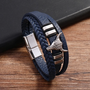 Detail eines blauen Lederarmbands mit silbernem Stierkopf und Magnetverschluss für Herren