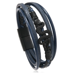 Détail du bracelet multicouche en cuir bleu marine avec serpent noir mat et fermoir magnétique