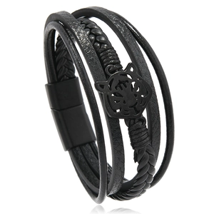 Détail d'un bracelet en cuir multicouche avec tête de tigre noire et fermoir magnétique