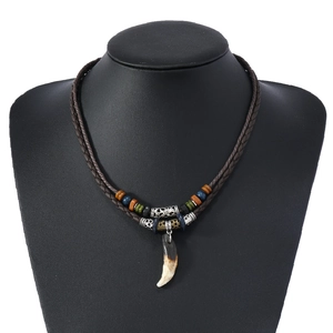 Collier rétro double couche avec pendentif arbre de vie, perles bois et dent