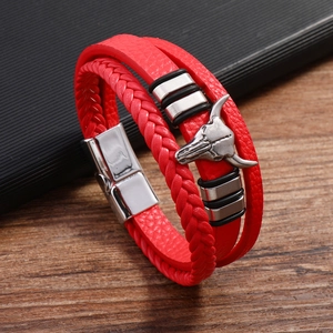Detail eines roten mehrlagigen Lederarmbands mit silbernem Stierkopf und Magnetverschluss