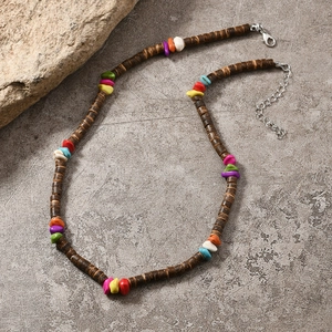 Détail d'un collier bohème fait main avec pierres colorées et perles de coco