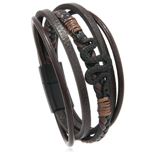 Bracelet multicouche en cuir tressé pour hommes avec breloque serpent et fermoir aimanté