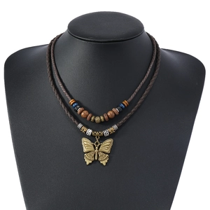 Collier vintage double rang avec pendentif papillon en bronze et perles en bois ethniques