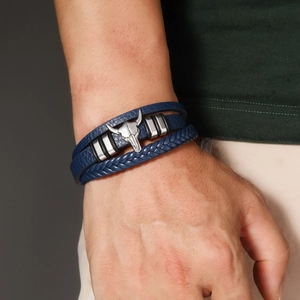 Mehrlagiges Herren-Lederarmband mit silbernem Stierkopf und Magnetverschluss in Dunkelblau