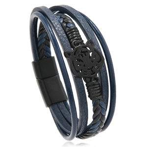 Détail d'un bracelet en cuir bleu multicouche avec tête de tigre noire et fermoir aimanté