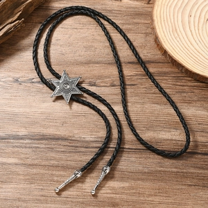Détail de la cravate bolo étoile hexagramme avec cordon en cuir et embouts métal