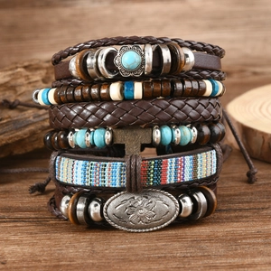 Mehrlagiges Boho-Lederarmband-Set mit Türkisperlen und Schmetterlingsanhängern