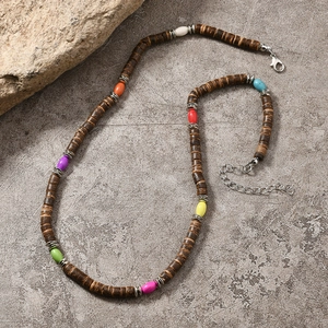 Détail du collier bohème en perles de bois avec pierres colorées et fermoir réglable