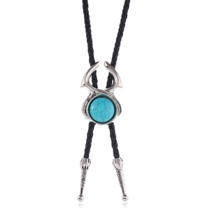 Gros plan d'un bolo tie argenté vintage avec turquoise et embouts en métal gravés