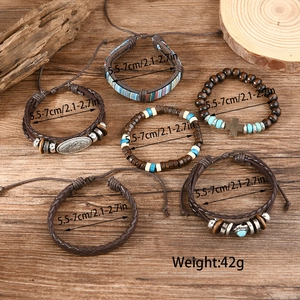 Detailaufnahme der Boho-Armbänder mit Vintage-Metallanhänger und Holzperlen Set