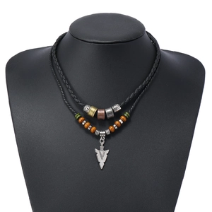 Détail du collier multicouche vintage arbre de vie avec perles et pendentif flèche