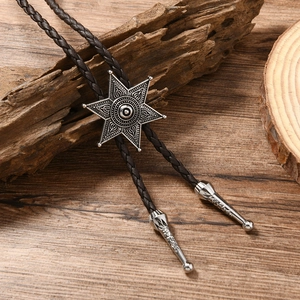 Cravate bolo étoile hexagramme en argent avec cordon en cuir sur fond en bois rustique