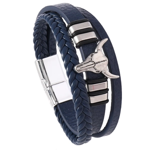 Detail eines blauen mehrlagigen Herrenarmbands aus Leder mit Stierschädel und Magnetverschluss