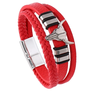 Detail eines roten mehrlagigen Lederarmbands mit Silberstierkopf und Magnetverschluss