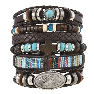 Details von mehrlagigem Boho-Armbandset mit Holzperlen und Leder-Kreuzanhänger