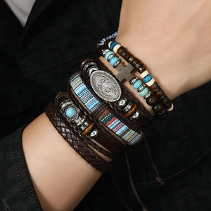 Nahaufnahme von Boho-Mehrlagenarmbändern mit Leder, Holzperlen und Türkis-Akzenten