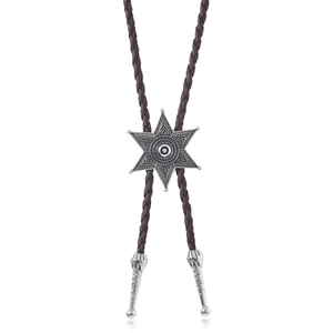 Détail d'une cravate Bolo en cuir tressé marron foncé avec pendentif étoile hexagramme