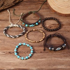 Détails d'un ensemble de bracelets bohèmes multicouches avec perles en bois et cuir