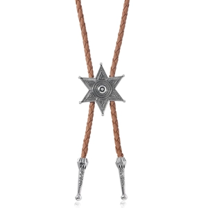 Vue détaillée du bolo tie western avec pendentif hexagramme argenté et cordon en cuir tressé