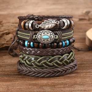 Mehrlagiges Boho-Armband mit Türkis-Perlen, Blatt-Anhängern und Vintage-Lederbändern