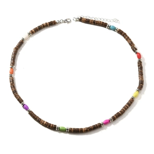 Détail du collier de perles bohème fait main avec coques de coco et pierres colorées