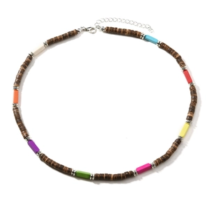 Détail d'un collier de perles colorées avec perles en bois brun et fermoir mousqueton