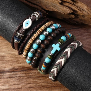 Détail de bracelets bohèmes multicouches avec œil protecteur et perles de turquoise