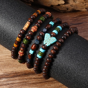 Détail du lot de bracelets bohèmes multicouches avec perles en bois et breloques turquoise