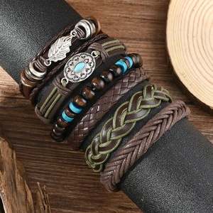 Detail von Vintage-Türkis-Perlenarmbändern mit Metallblatt-Anhänger und Holzperlen