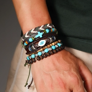 Détail de l'ensemble de bracelets multicouches avec croix bleue et breloque mauvais œil